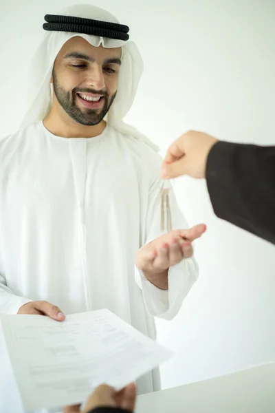 Arabisch man maken succesvol deal — Stockfoto