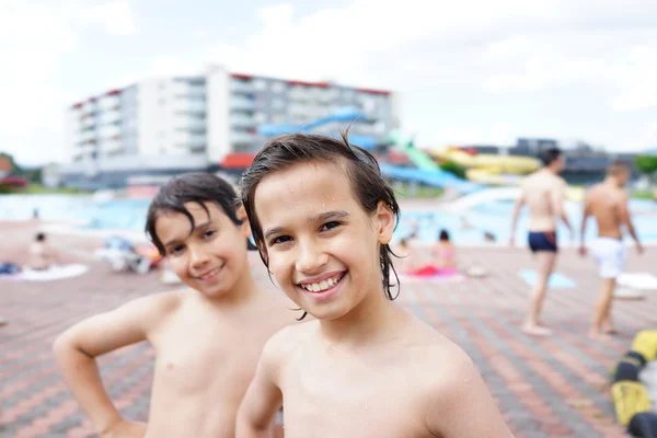 Niños felices disfrutando nadar —  Fotos de Stock