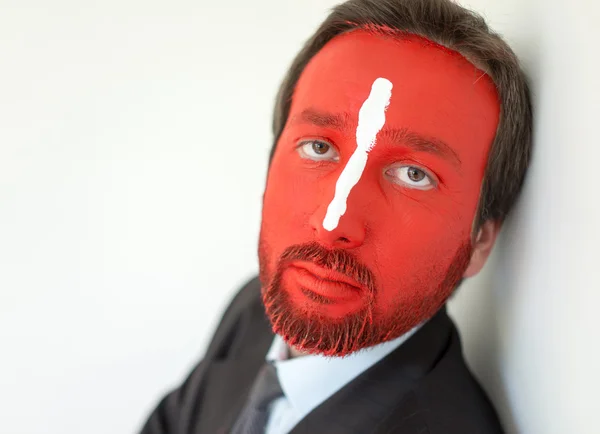 Jeune homme portrait avec visage peint en rouge — Photo