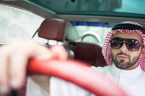 Arabská mladý podnikatel jedoucím autě — Stock fotografie