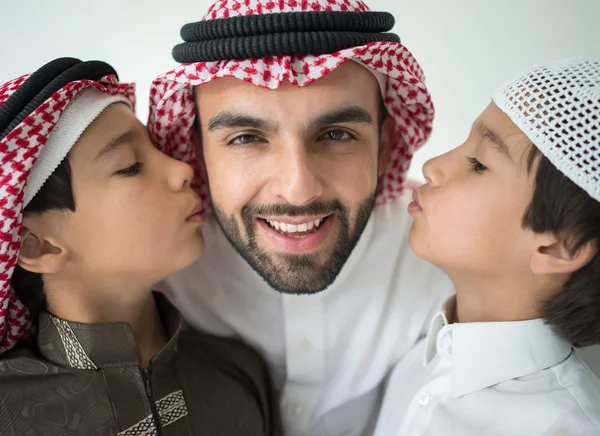 Arabische jonge vader poseren met kinderen — Stockfoto