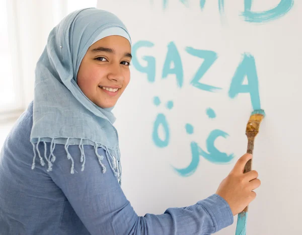 Árabe menina muçulmana escrever mensagens a bordo — Fotografia de Stock