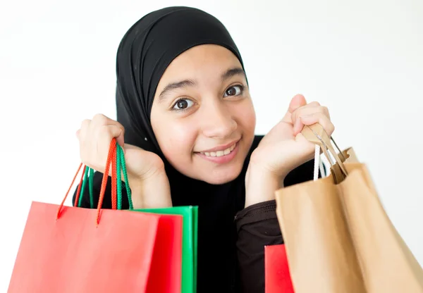 Αραβικό μουσουλμανικό κορίτσι με τσάντες αγορών — Φωτογραφία Αρχείου