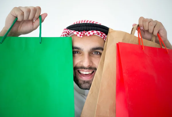 Homem árabe segurando sacos de compras — Fotografia de Stock