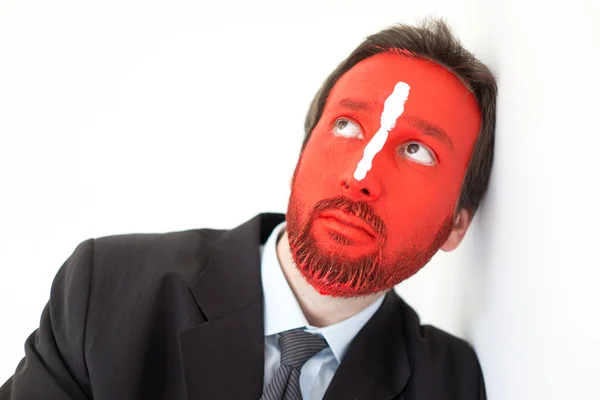Młody mężczyzna portret z czerwoną twarzą Malowaną — Zdjęcie stockowe