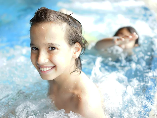 Niños felices disfrutando nadar — Foto de Stock