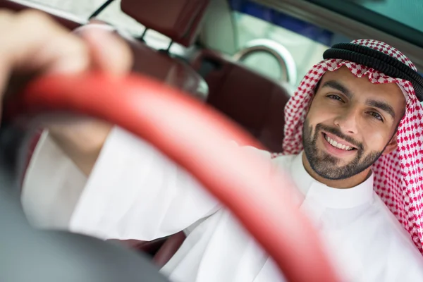 Arabská mladý podnikatel jedoucím autě — Stock fotografie