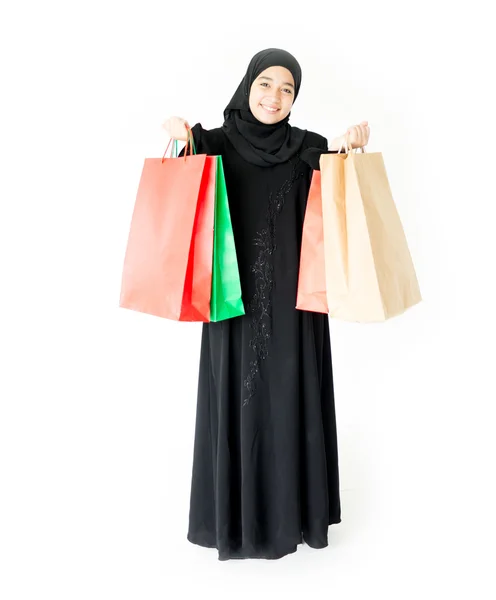 Arabiska muslimska flickan med kassar och påsar — Stockfoto