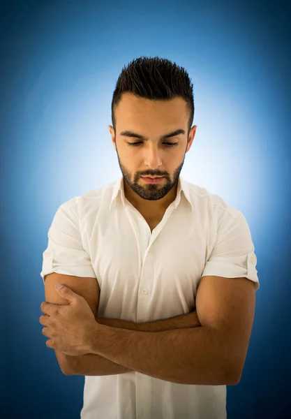 Porträt eines hübschen jungen Mannes — Stockfoto