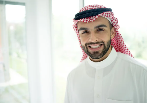 Ritratto di attraente uomo arabo — Foto Stock