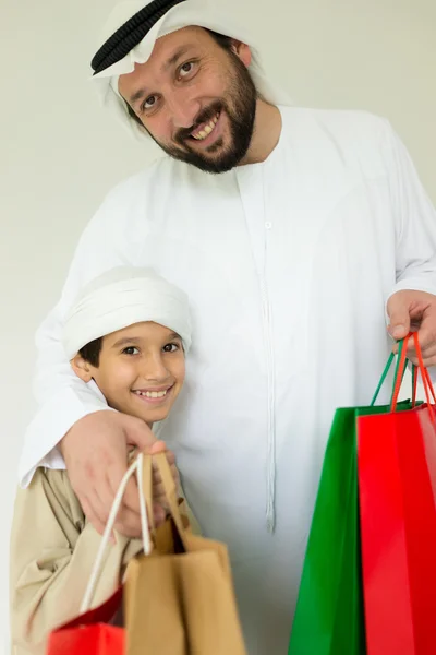 Feliz pai e filho árabe se divertindo — Fotografia de Stock