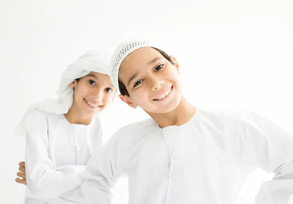 Dos hermanos árabes juntos en casa — Foto de Stock