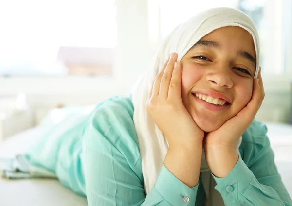 Menina muçulmana bonita — Fotografia de Stock