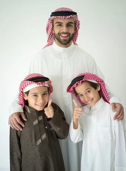 Arabe jeune père posant avec des enfants — Photo