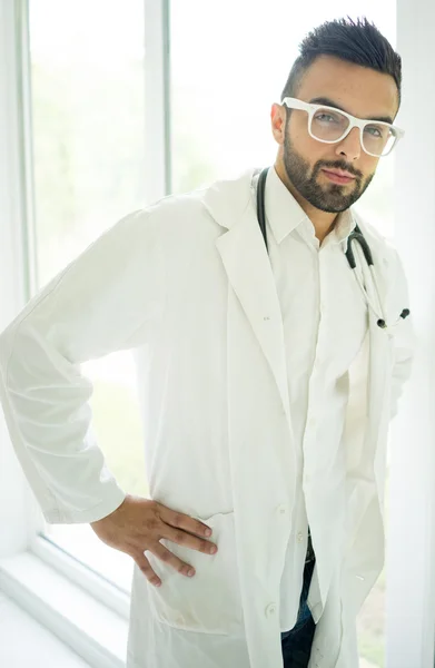 Schöner junger Arzt — Stockfoto