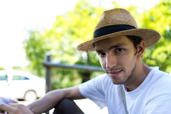 Joven disfrutando en el parque natural — Foto de Stock