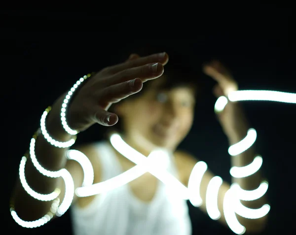 Porträtt av barn med led strip ljus — Stockfoto