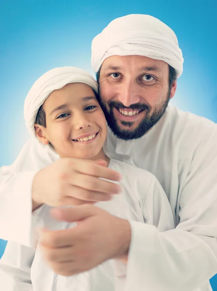 Pai e filho em roupas tradicionais — Fotografia de Stock