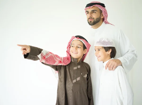 Árabe joven padre posando con niños — Foto de Stock