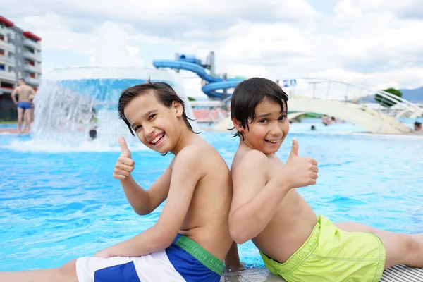 Niños felices disfrutando nadar —  Fotos de Stock
