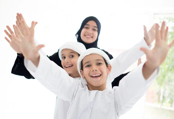 Glückliche arabische Familie hat Spaß — Stockfoto