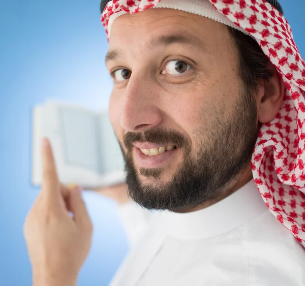 Arabische man bidden met Koran — Stockfoto