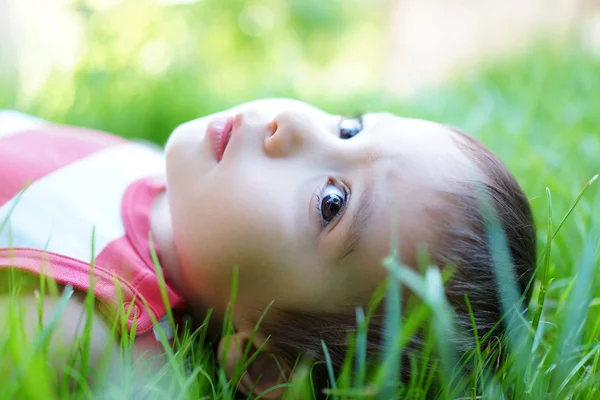 Baby genießt weiches Sommergras — Stockfoto