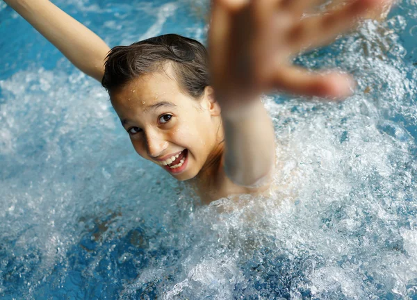 Niño feliz disfrutando nadando — Foto de Stock