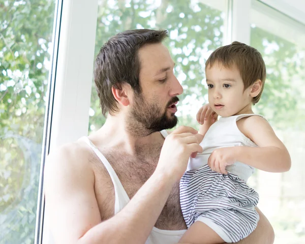Pappa och baby pojke hemma — Stockfoto