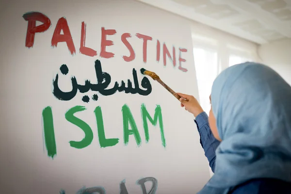 Árabe menina muçulmana com bandeira palestina — Fotografia de Stock