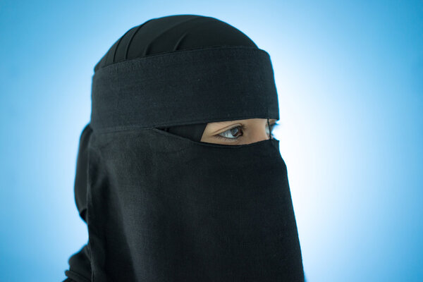 Арабская мусульманка с вуалью на лице
