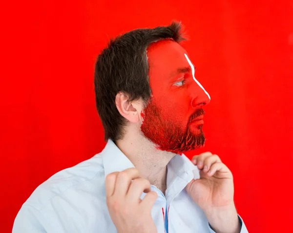 Joven portait con la cara pintada de rojo —  Fotos de Stock