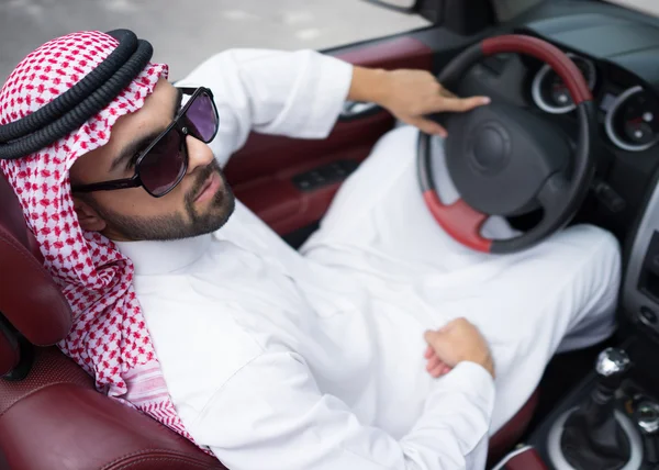 Arabische jonge zakenman rijdende auto — Stockfoto