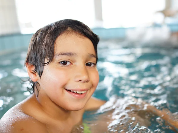 Ragazzo felice godendo in piscina estiva — Foto Stock