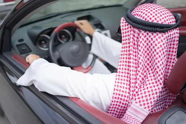 Arabialainen nuori liikemies ajaa autoa — kuvapankkivalokuva