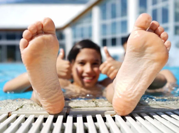 Criança feliz curtindo natação — Fotografia de Stock