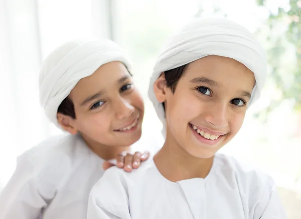 Dois irmãos árabes juntos em casa — Fotografia de Stock