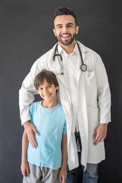 Guapo joven con niño —  Fotos de Stock