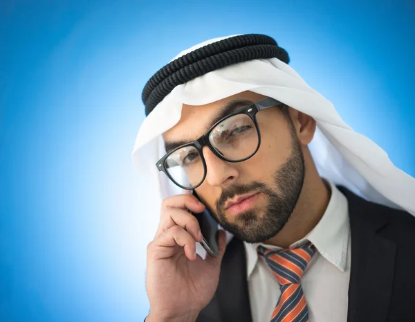 Arab man med gadget — Stockfoto