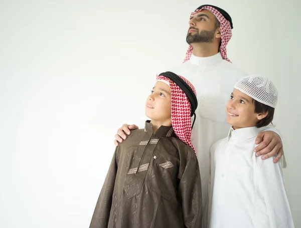 Árabe jovem pai posando com crianças — Fotografia de Stock