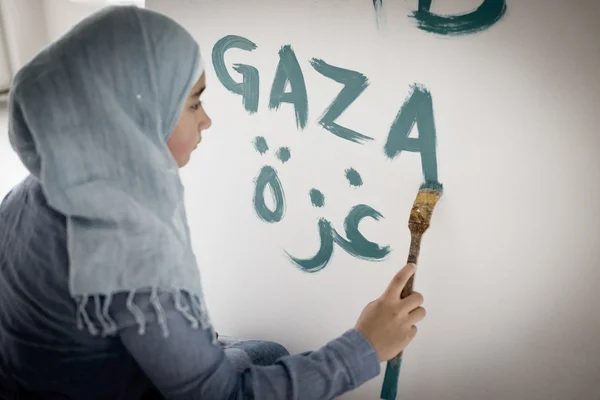 Arabic Muslim girl writing messages on board — Stock Photo, Image