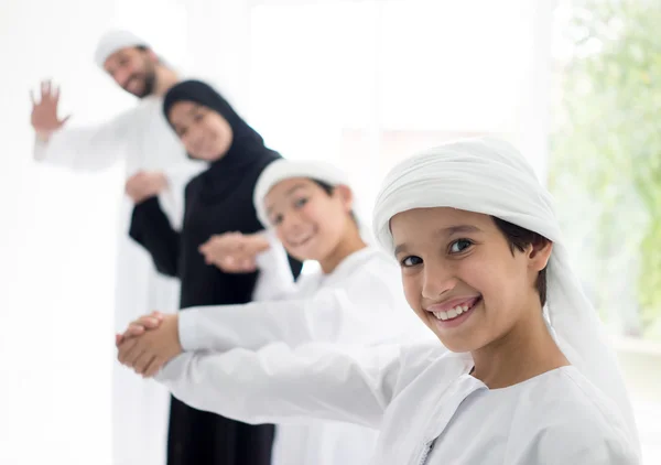 Gelukkige Arabische familie plezier — Stockfoto