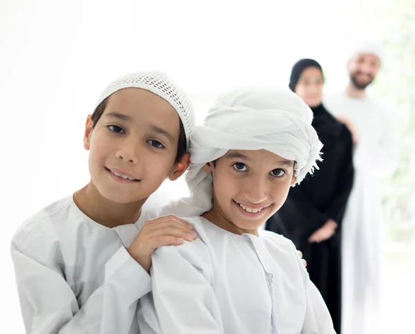 Glückliche arabische Familie hat Spaß — Stockfoto