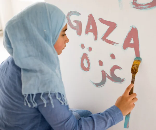 Arabic Muslim girl writing messages on board — Stock Photo, Image