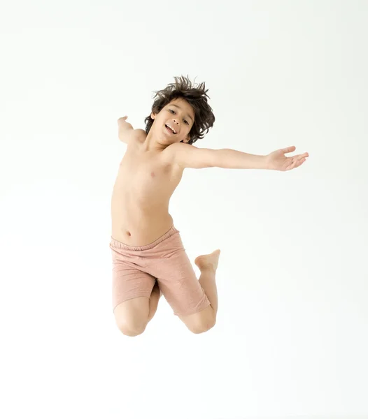 Счастливый ребенок прыгает — стоковое фото