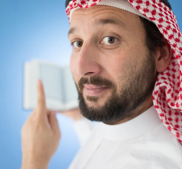 Arabic man praying with Koran — Stock Photo, Image