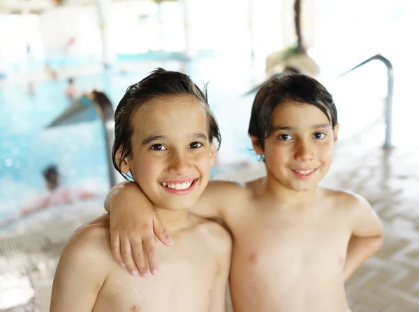Счастливые дети наслаждаются плаванием — стоковое фото