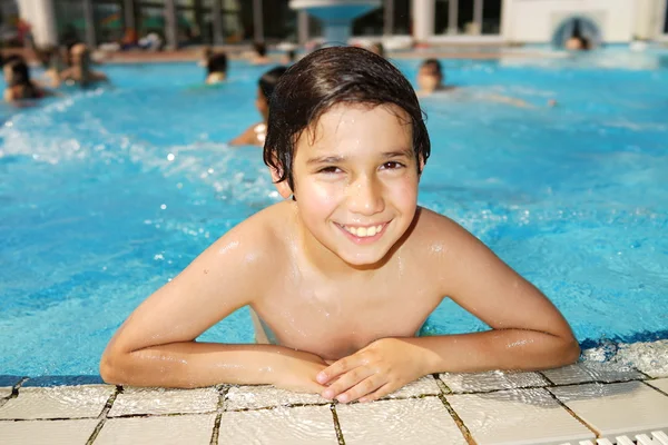 Niño feliz disfrutando en la piscina de verano Fotos De Stock Sin Royalties Gratis