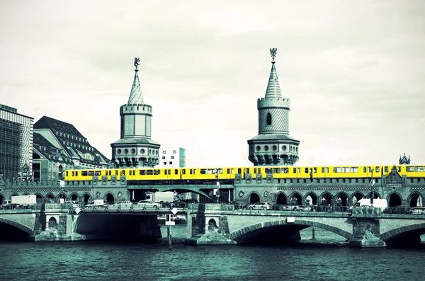 Berlin oberbaumbrücke retro — Stockfoto