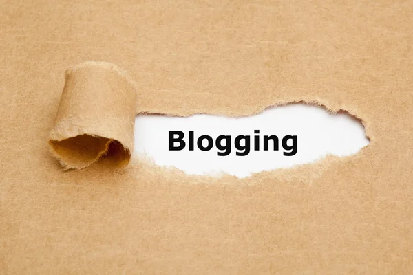 Blogging sönderrivet papper koncept — Stockfoto